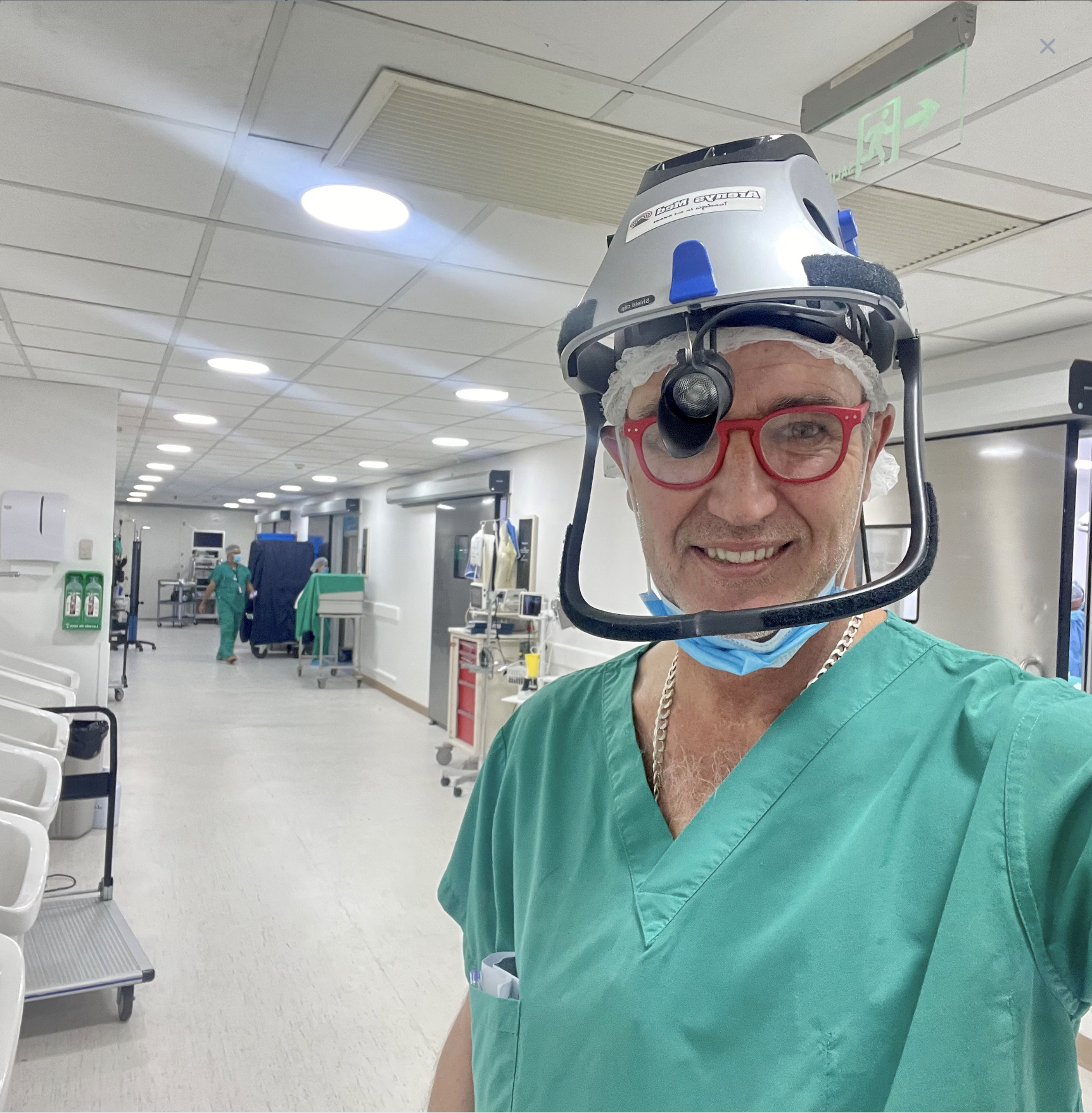 Dr. Rossi en pabellón con tecnología de punta